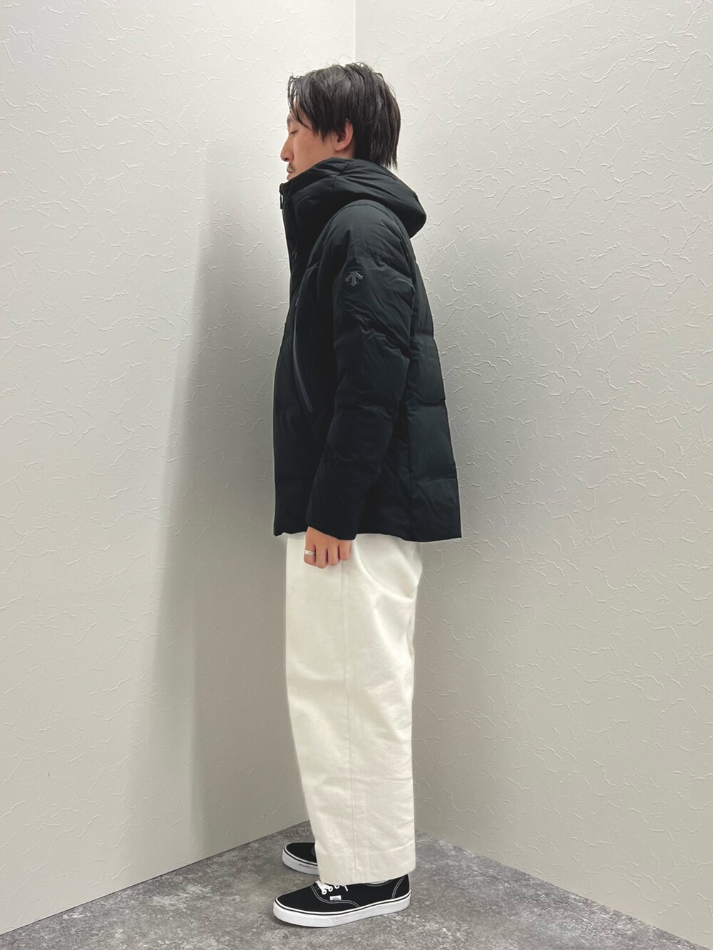 ブラック系のダウンジャケット/コート、グレー系のTシャツ/カットソーを着用したメンズの秋コーディネートの6枚目の写真