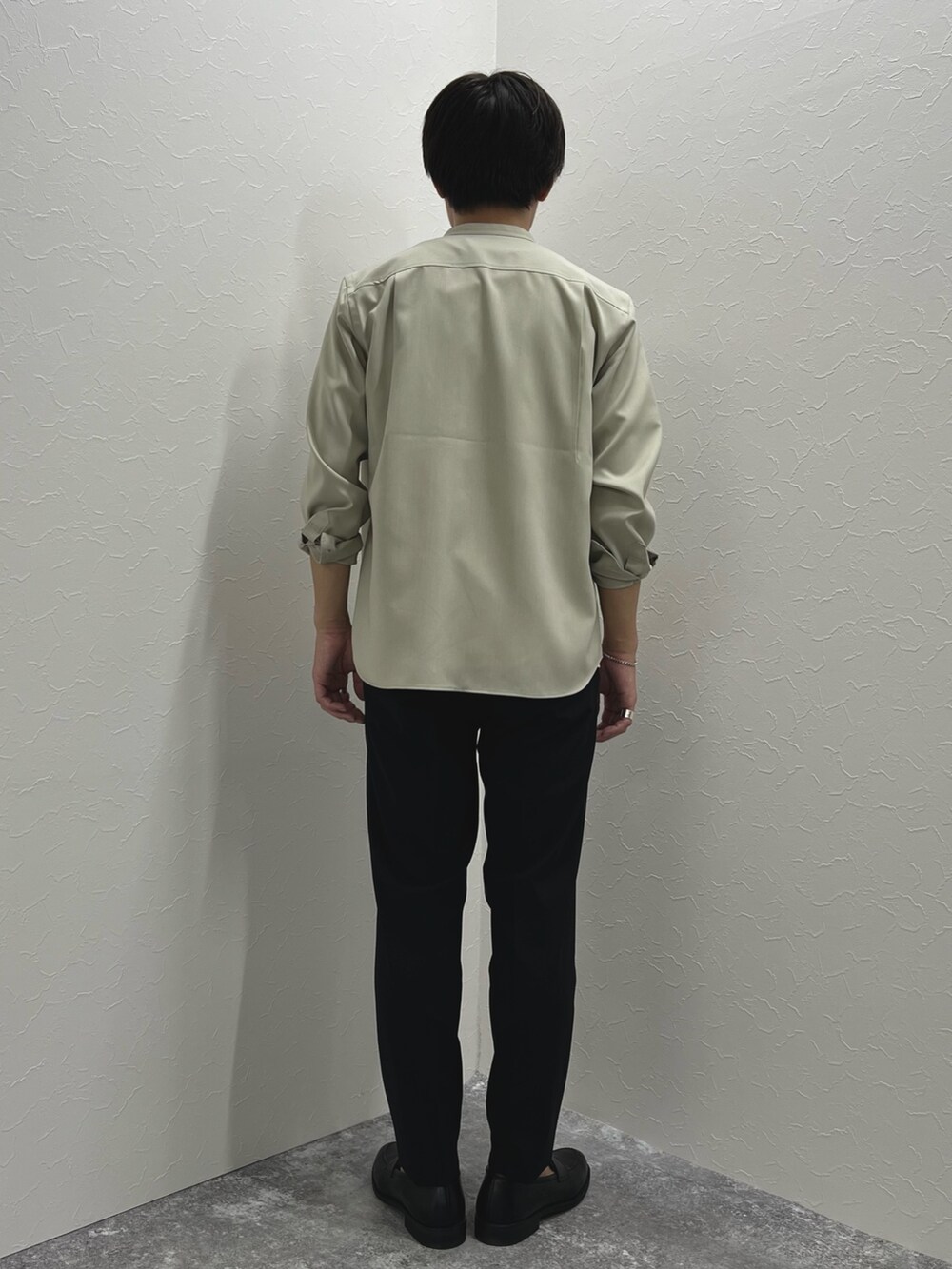 ベージュ系のシャツ/ブラウス、ホワイト系のTシャツ/カットソー、ブラック系のその他パンツを着用したメンズの夏コーディネートの6枚目の写真