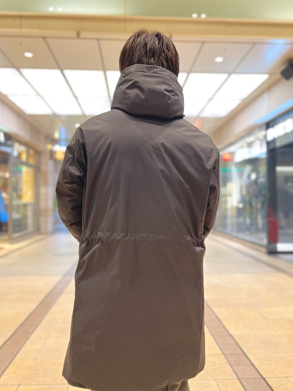 ブラック系のダウンジャケット/コート、ブラック系のバックパック/リュックを着用したメンズの冬コーディネートの5枚目の写真