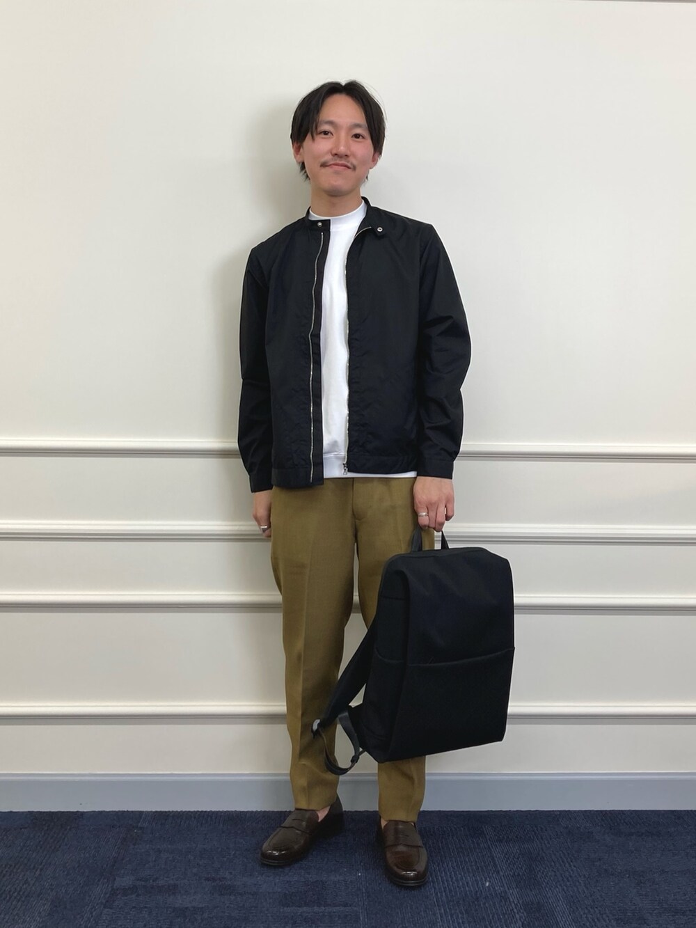 ブラック系のシャツ/ブラウス、ホワイト系のTシャツ/カットソー、ベージュ系のその他パンツを着用したメンズの春コーディネートの2枚目の写真