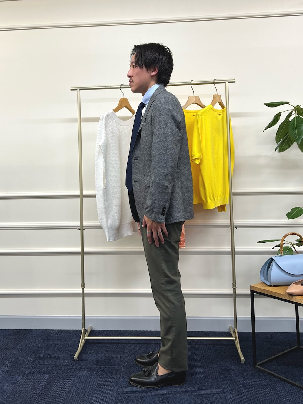 グレー系のテーラードジャケット、ブルー系のビジネスシャツ、ブルー系のネクタイを着用したメンズの春コーディネートの3枚目の写真
