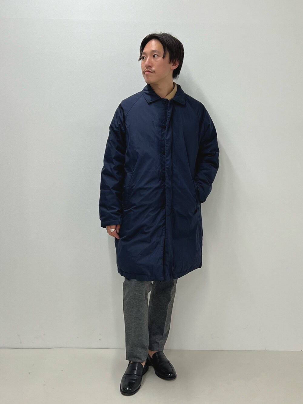 グレー系のその他パンツ、ブルー系のダウンジャケット/コート、ホワイト系のTシャツ/カットソーを着用したメンズの秋コーディネートの3枚目の写真