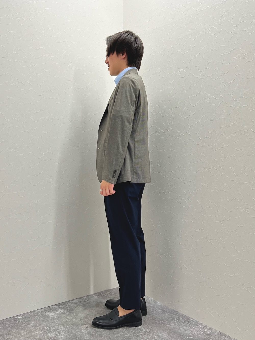 ベージュ系のテーラードジャケット、ブルー系のシャツ/ブラウス、ブルー系のその他パンツを着用したメンズの春コーディネートの4枚目の写真