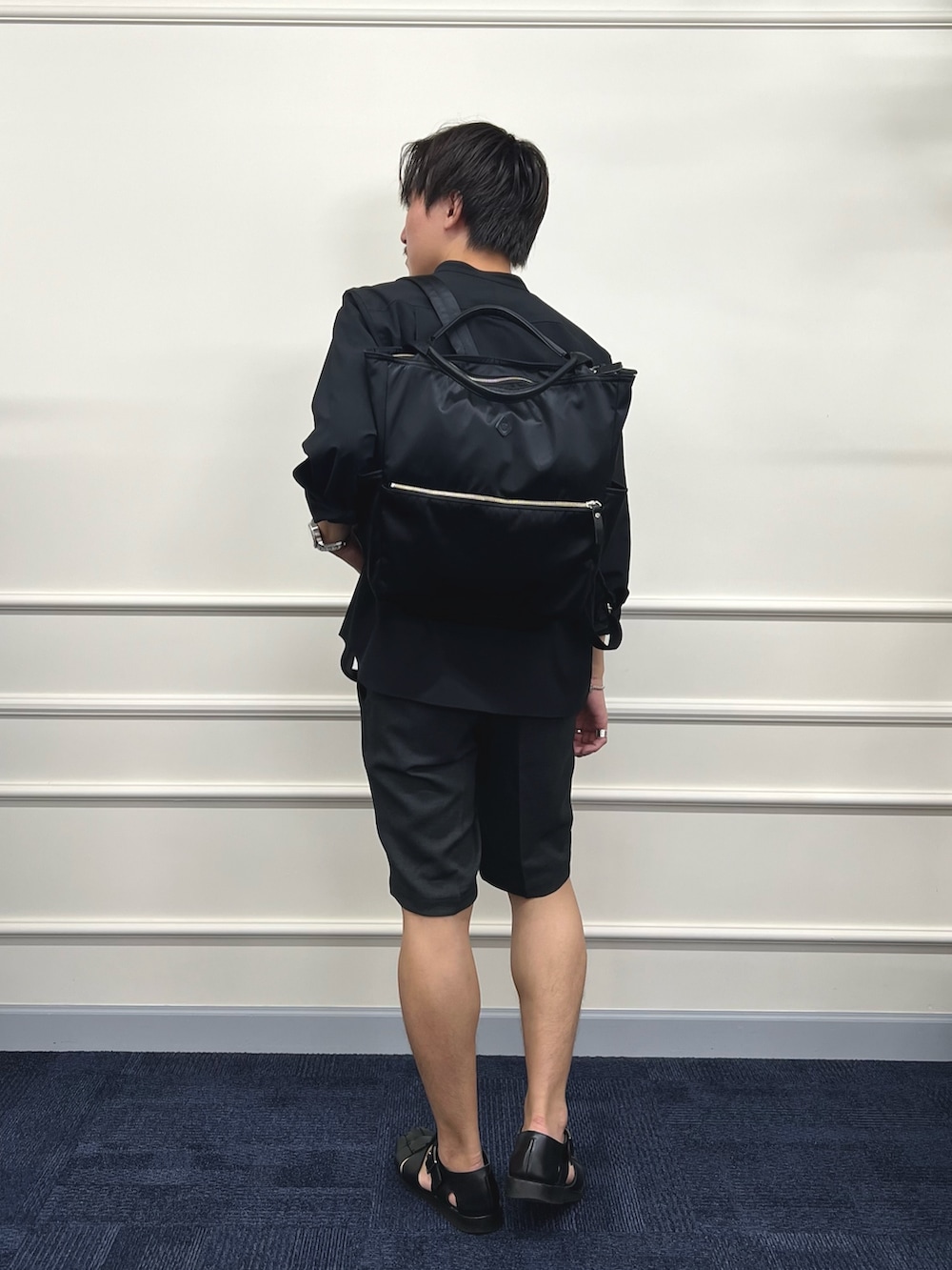 「ショートパンツ、サンダル、シンプル、白Tシャツ、きれいめカジュアル、休日スタイル、ブラックコーデ、夏コーデ、夏、夏だ！Tシャツ着よう！、メンズコーデ、シンプルスタイル、シャツコーデ、いいね、save、フォローお願いします🤑、モノトーン」｜「NOLLEY'S goodmanの【ACTIVE SECT】《限定展開 / 速乾 / 防シワ》”ALL TIME DRY” スリムバンドカラーシャツ（シャツ/ブラウス、ブラック系）」を使った、nishiokaさん（メンズ・169cm）の夏コーディネートの4枚目の写真