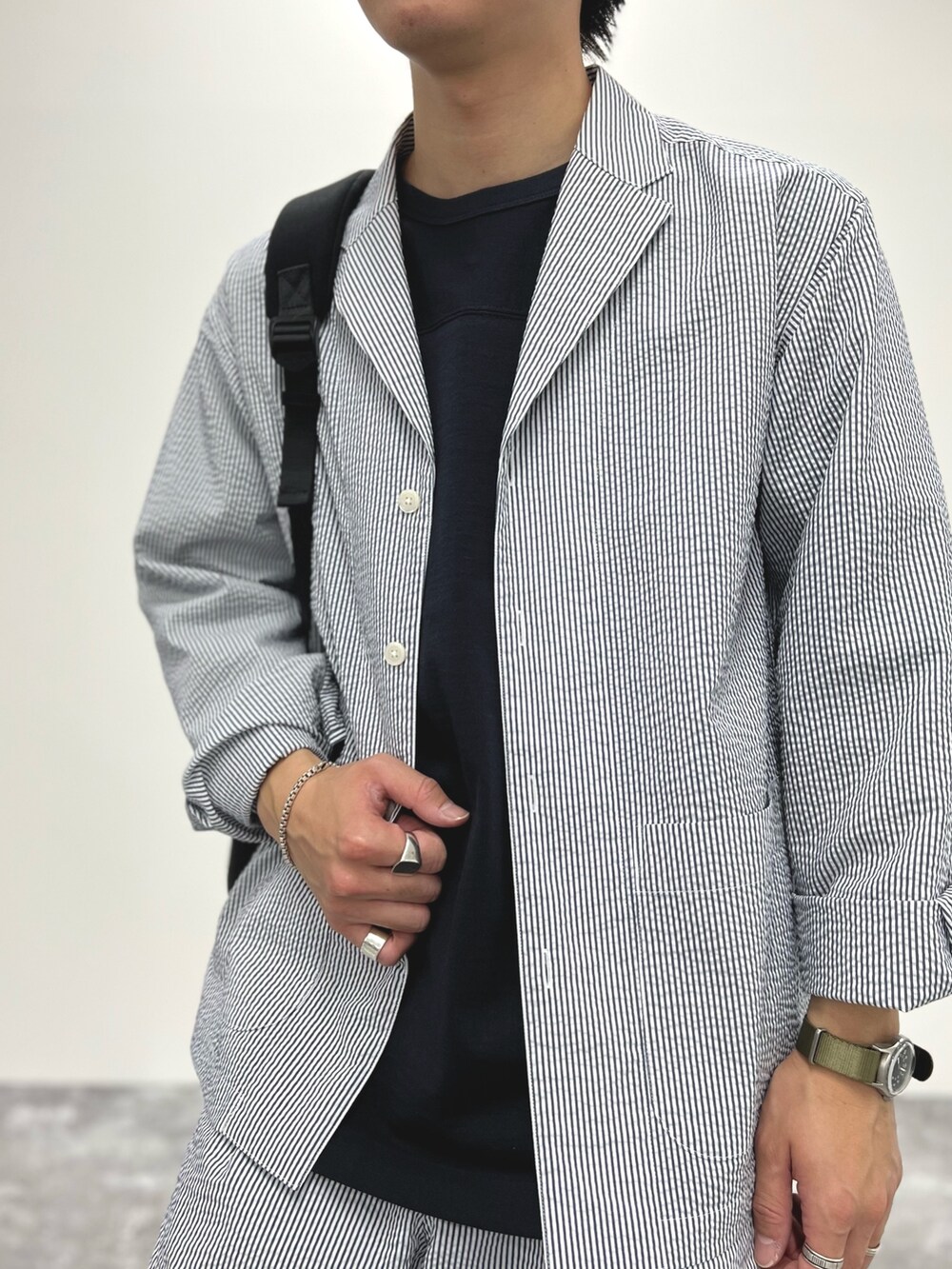 ホワイト系のシャツ/ブラウス、ホワイト系のその他パンツ、ブラック系のサンダルを着用したメンズの春コーディネートの5枚目の写真