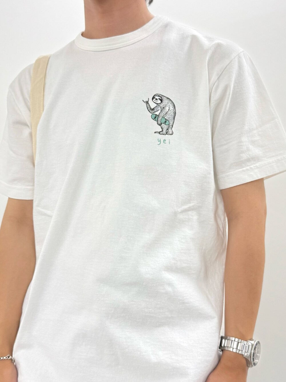 ホワイト系のTシャツ/カットソー、ホワイト系のトートバッグ、グレー系のその他パンツを着用したメンズの夏コーディネートの6枚目の写真