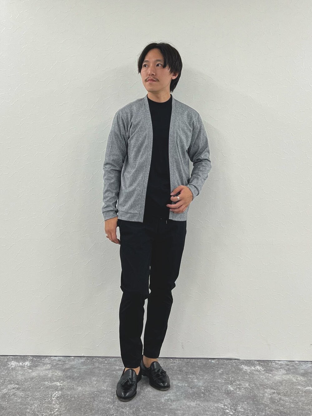 グレー系のカーディガン/ボレロ、ブラック系のTシャツ/カットソー、ブラック系のその他パンツを着用したメンズの夏コーディネートの3枚目の写真