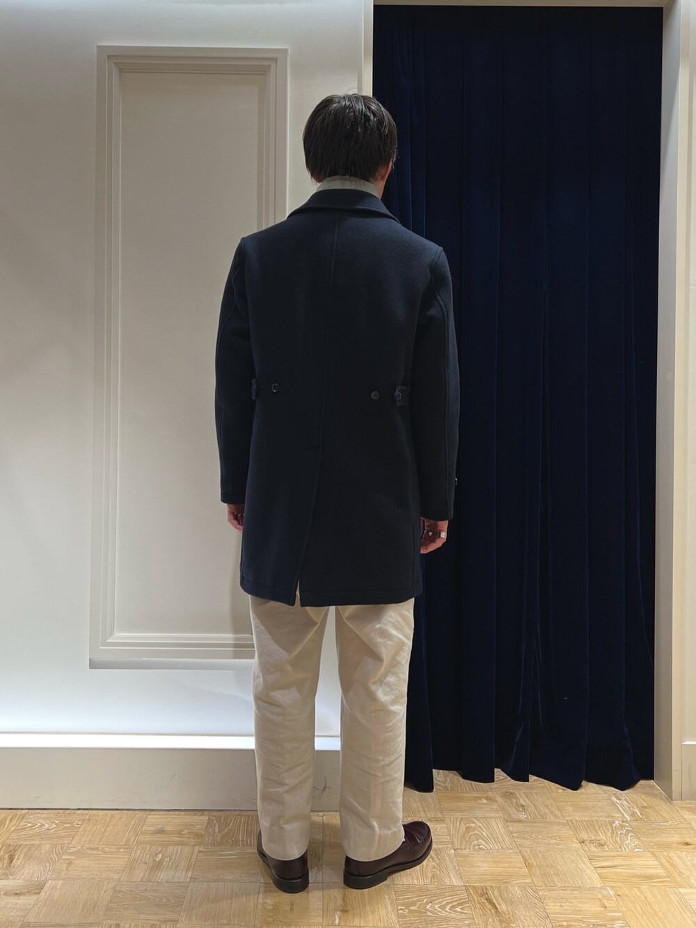 「冬アウター、休日スタイル、クリスマスに着たい服、お出かけコーデ、コート、マフラー、きれいめカジュアル、ニット、シンプル、秋冬、グリーン、カジュアルコーデ、カジュアル、ステンカラーコート、マフラーぐるぐる」｜「NOLLEY'S goodmanの《ビジカジ対応》Super100 メルトン中綿ステンカラーコート（ステンカラーコート、ブルー系）」を使った、nishiokaさん（メンズ・169cm）の冬コーディネートの4枚目の写真