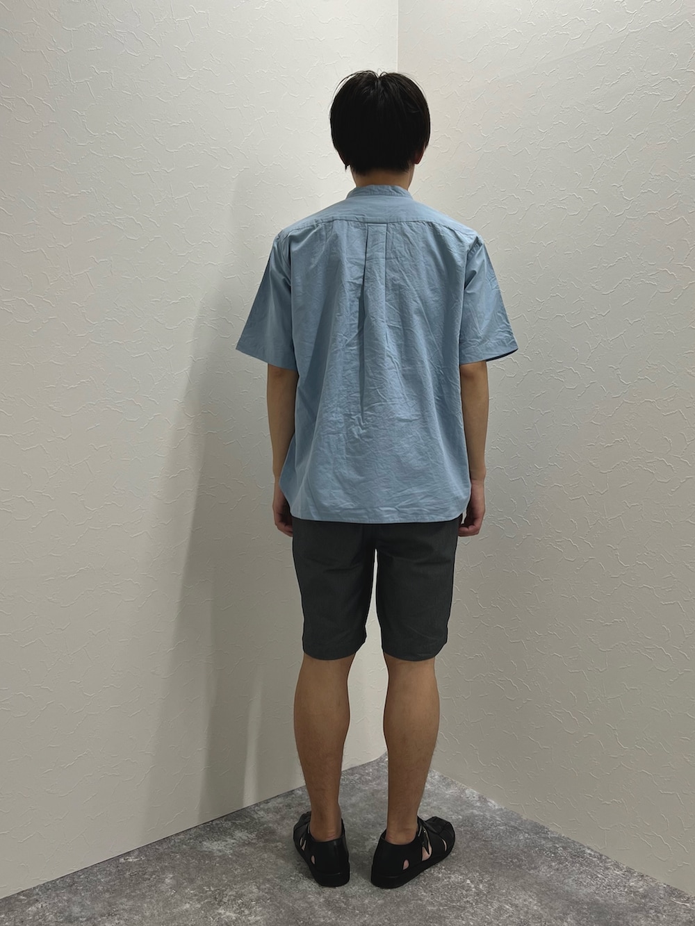 「春夏コーデ、シャツスタイル、休日スタイル、シンプルコーデ、低身長コーデ、きれいめカジュアル、グルカサンダル、カジュアルコーデ、淡色コーデ、夏コーデ、リラックススタイル、爽やかコーデ」｜「DANTONの【DANTON/ダントン】SCL BAND COLLAR SHIRT S/S 半袖 バンドカラーシャツ（シャツ/ブラウス、ブルー系）」を使った、nishiokaさん（メンズ・169cm）の春コーディネートの5枚目の写真