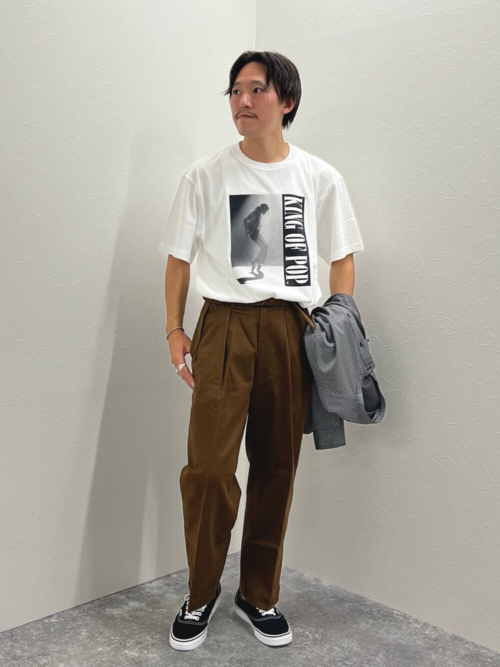 ホワイト系のシャツ/ブラウス、ホワイト系のTシャツ/カットソー、ブラック系のスニーカーを着用したメンズの秋コーディネートの4枚目の写真