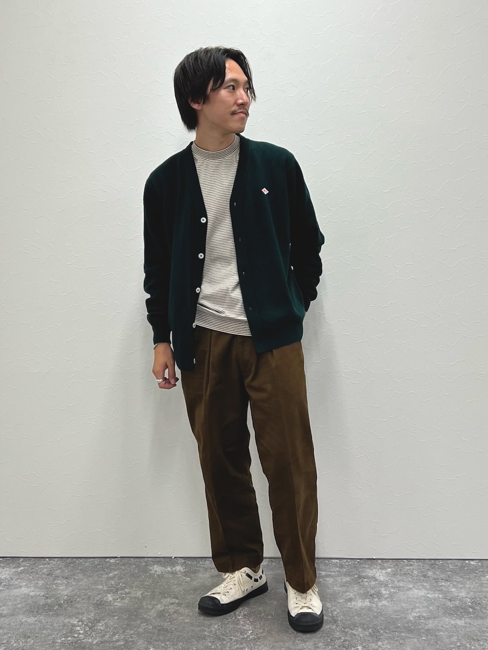 ホワイト系のTシャツ/カットソー、グリーン系のカーディガン/ボレロを着用したメンズの秋コーディネートの2枚目の写真