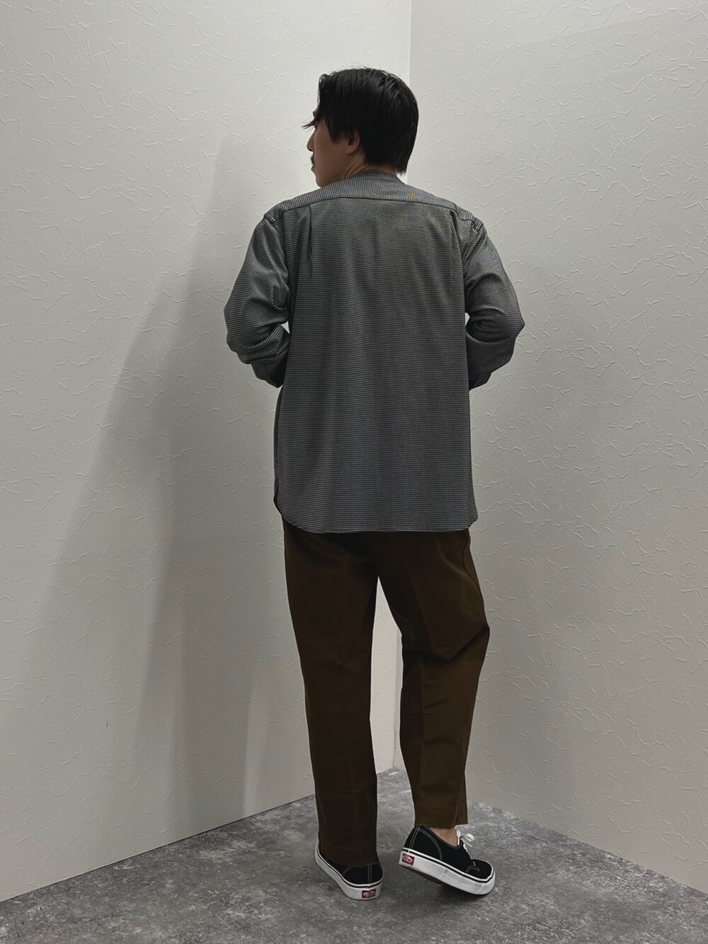 ホワイト系のシャツ/ブラウス、ホワイト系のTシャツ/カットソー、ブラック系のスニーカーを着用したメンズの秋コーディネートの7枚目の写真