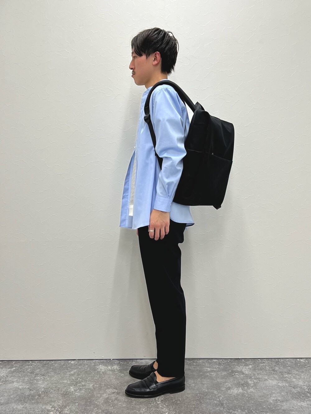 ブルー系のシャツ/ブラウス、ホワイト系のTシャツ/カットソー、ブルー系のその他パンツを着用したメンズの冬コーディネートの3枚目の写真