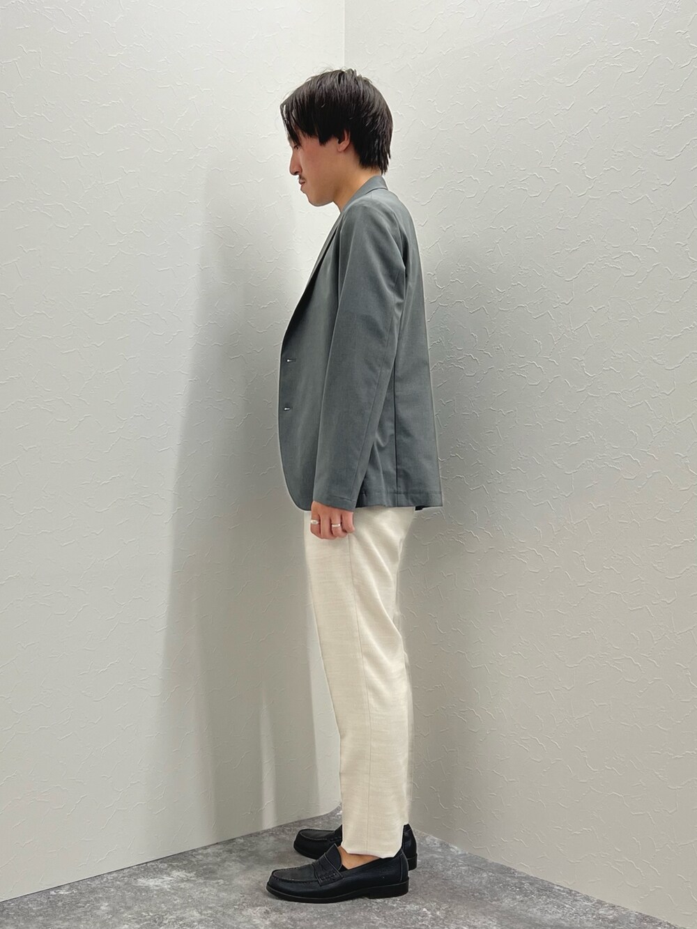 グレー系のテーラードジャケット、ブルー系のTシャツ/カットソー、ホワイト系のその他パンツを着用したメンズの夏コーディネートの5枚目の写真