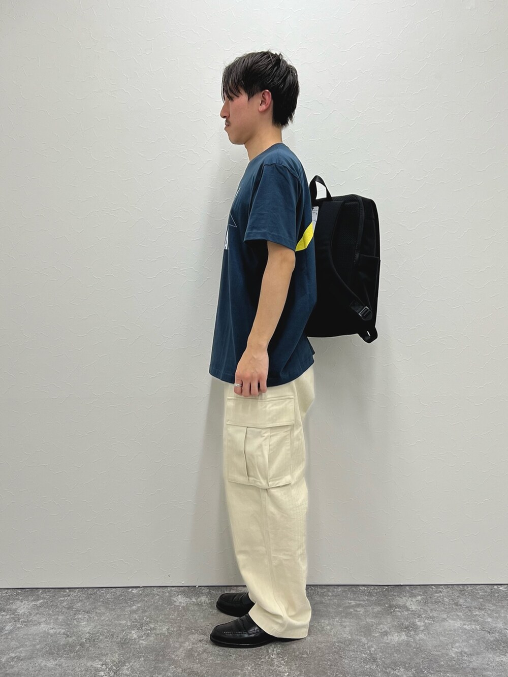 ブルー系のTシャツ/カットソー、ブラック系のバックパック/リュックを着用したメンズの春コーディネートの4枚目の写真