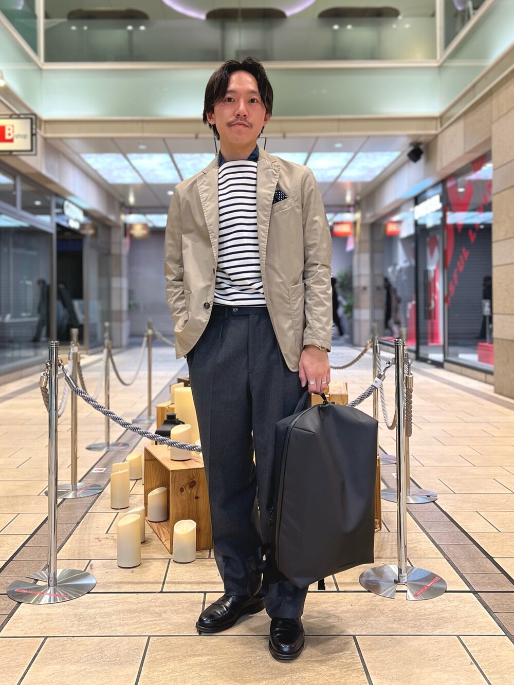 ベージュ系のテーラードジャケット、ブラック系のバックパック/リュック、ブラック系のバックパック/リュックを着用したメンズの冬コーディネートの2枚目の写真