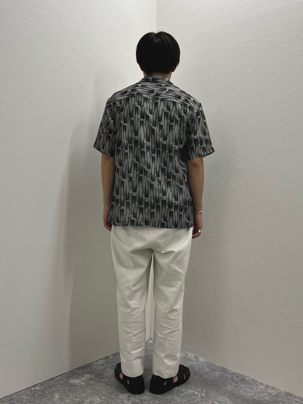 「夏だ！Tシャツ着よう！、夏コーデ、レイヤードスタイル、サンダル、柄シャツ、休日スタイル、Tシャツ、モノトーン、カジュアル、カジュアルコーデ、春夏コーデ、プリントT、グルカサンダル、オープンカラーシャツ、リラックススタイル」｜「NOLLEY’Sの総柄オープンカラーメッシュシャツ（シャツ/ブラウス、グレー系）」を使った、nishiokaさん（メンズ・169cm）の夏コーディネートの6枚目の写真