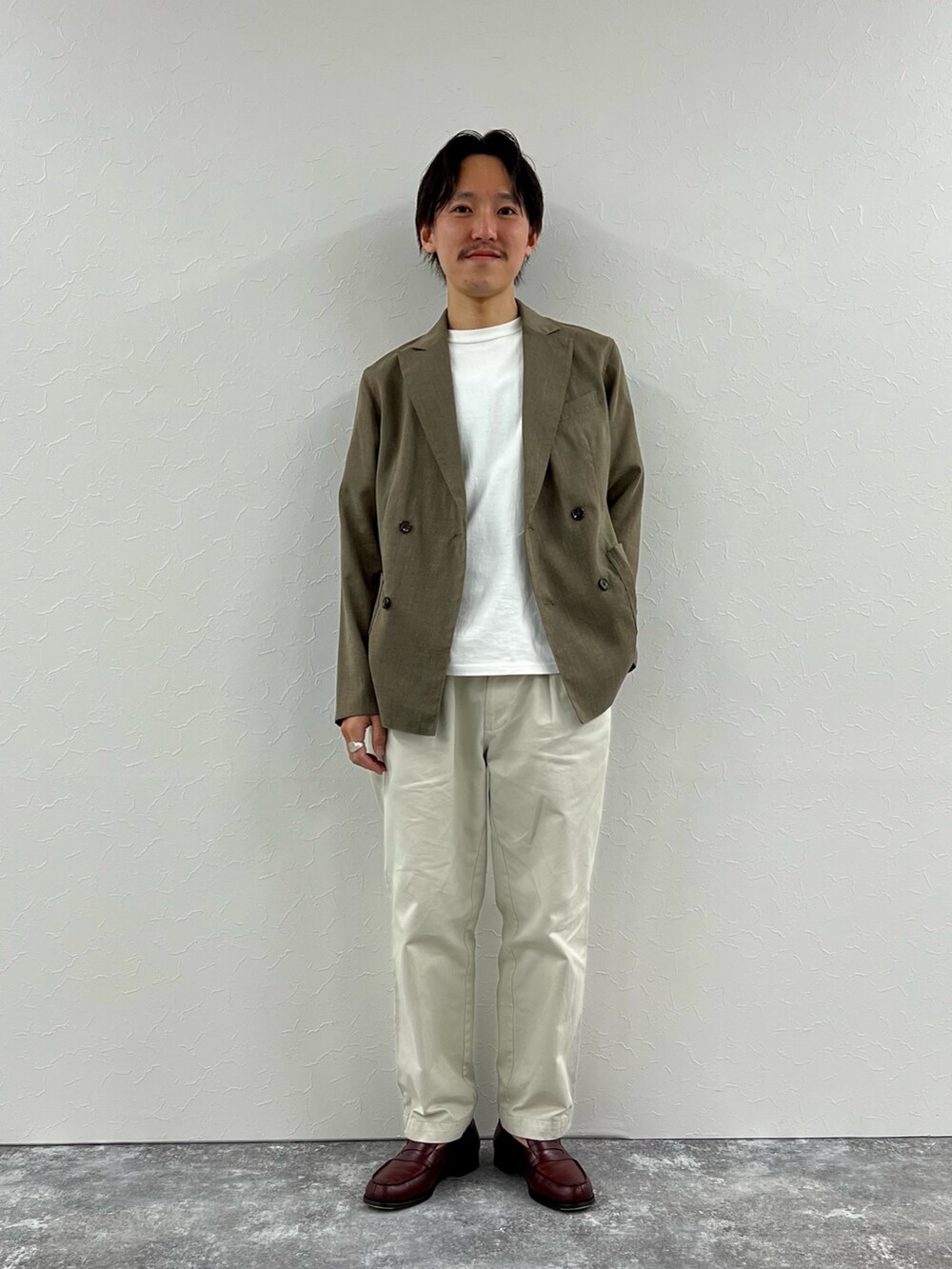 ブルー系のテーラードジャケットを着用したメンズの春コーディネートの2枚目の写真