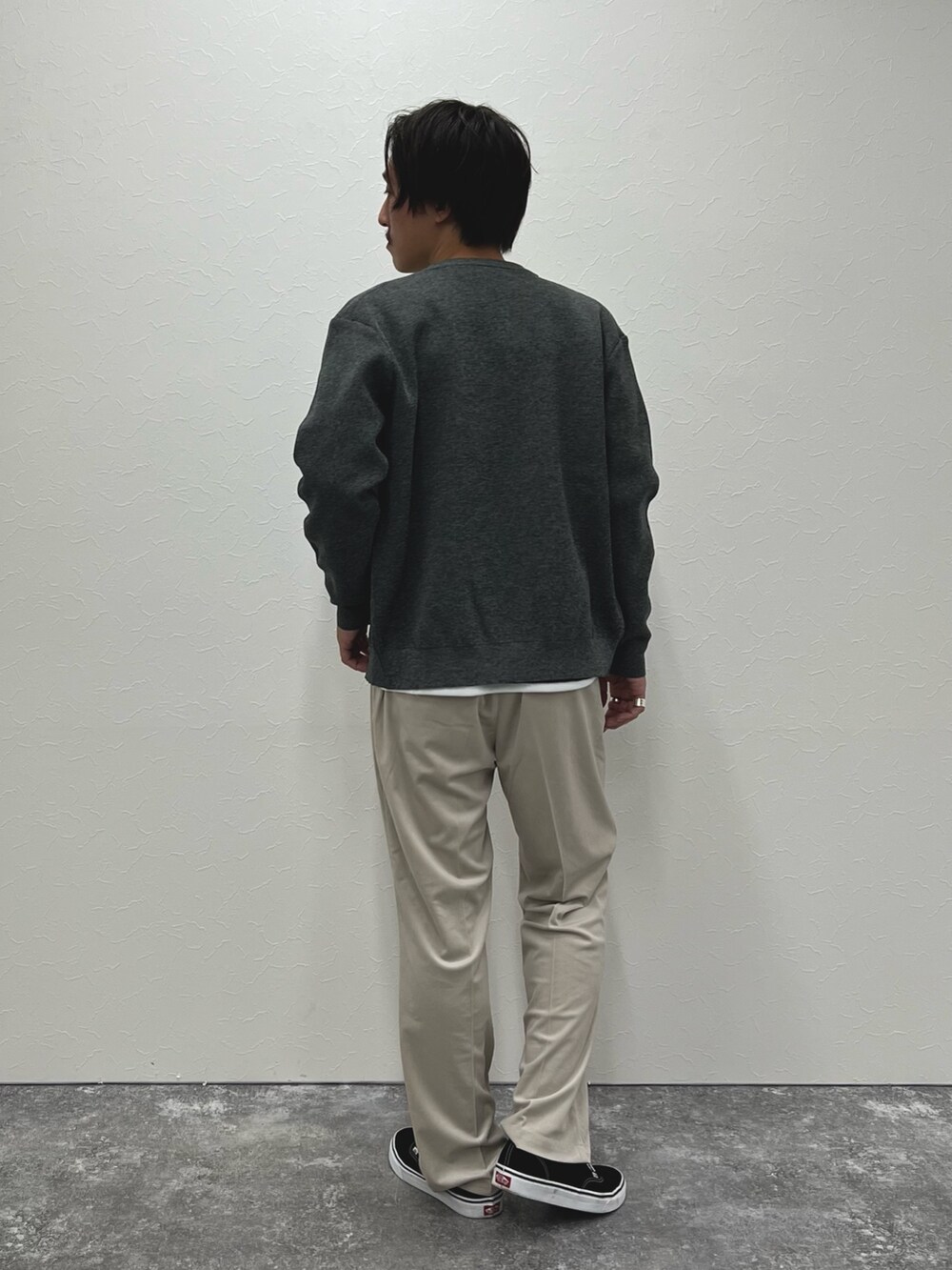 グレー系のカーディガン/ボレロ、ブルー系のTシャツ/カットソー、ベージュ系のその他パンツを着用したメンズの秋コーディネートの5枚目の写真