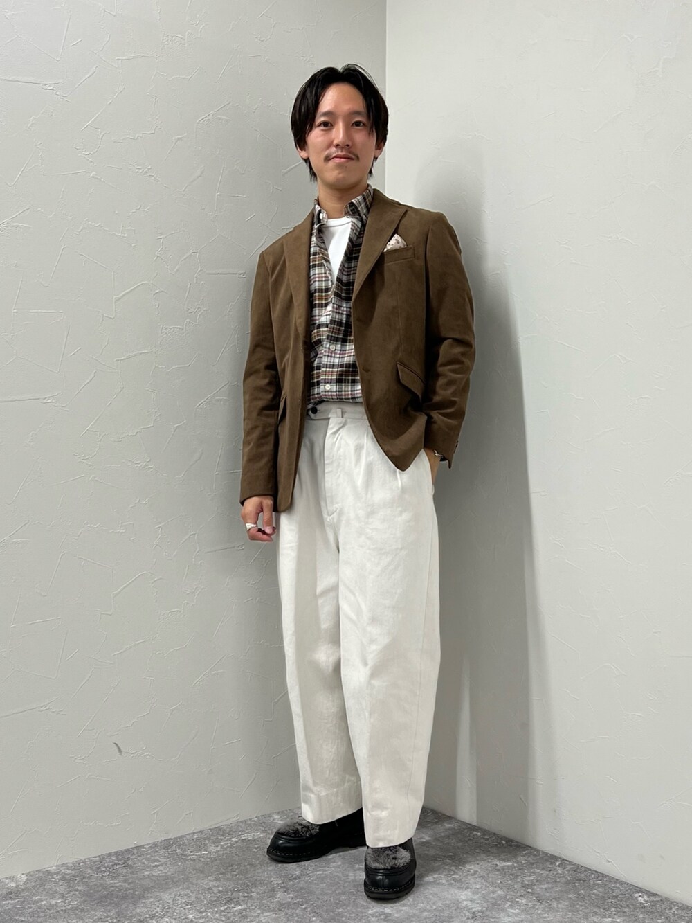 ブラック系のシューズ、グレー系のシャツ/ブラウス、ブラウン系のテーラードジャケットを着用したメンズの秋コーディネートの3枚目の写真