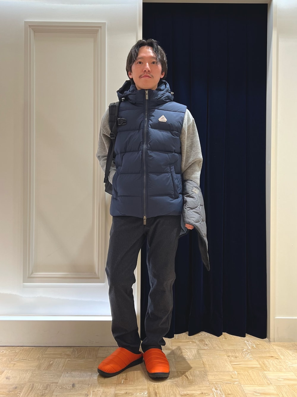 グレー系のニット/セーター、ブルー系のその他パンツ、オレンジ系のサンダルを着用したメンズの冬コーディネートの4枚目の写真