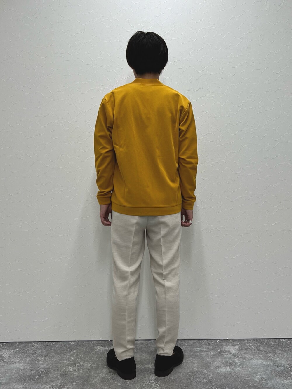 イエロー系のカーディガン/ボレロ、ブラック系のTシャツ/カットソー、ホワイト系のその他パンツを着用したメンズの夏コーディネートの5枚目の写真