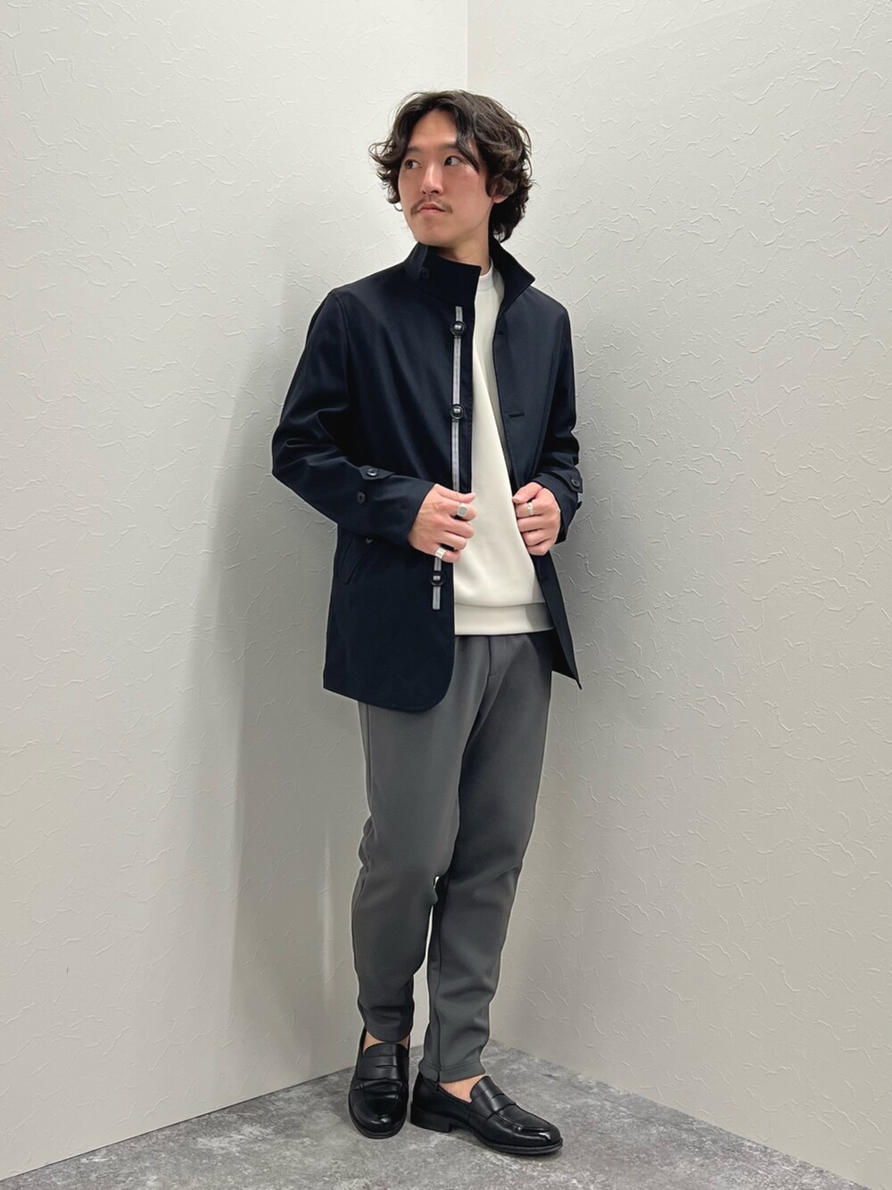 ベージュ系のスウェット、グレー系のその他パンツ、ブラック系のローファーを着用したメンズの春コーディネートの3枚目の写真