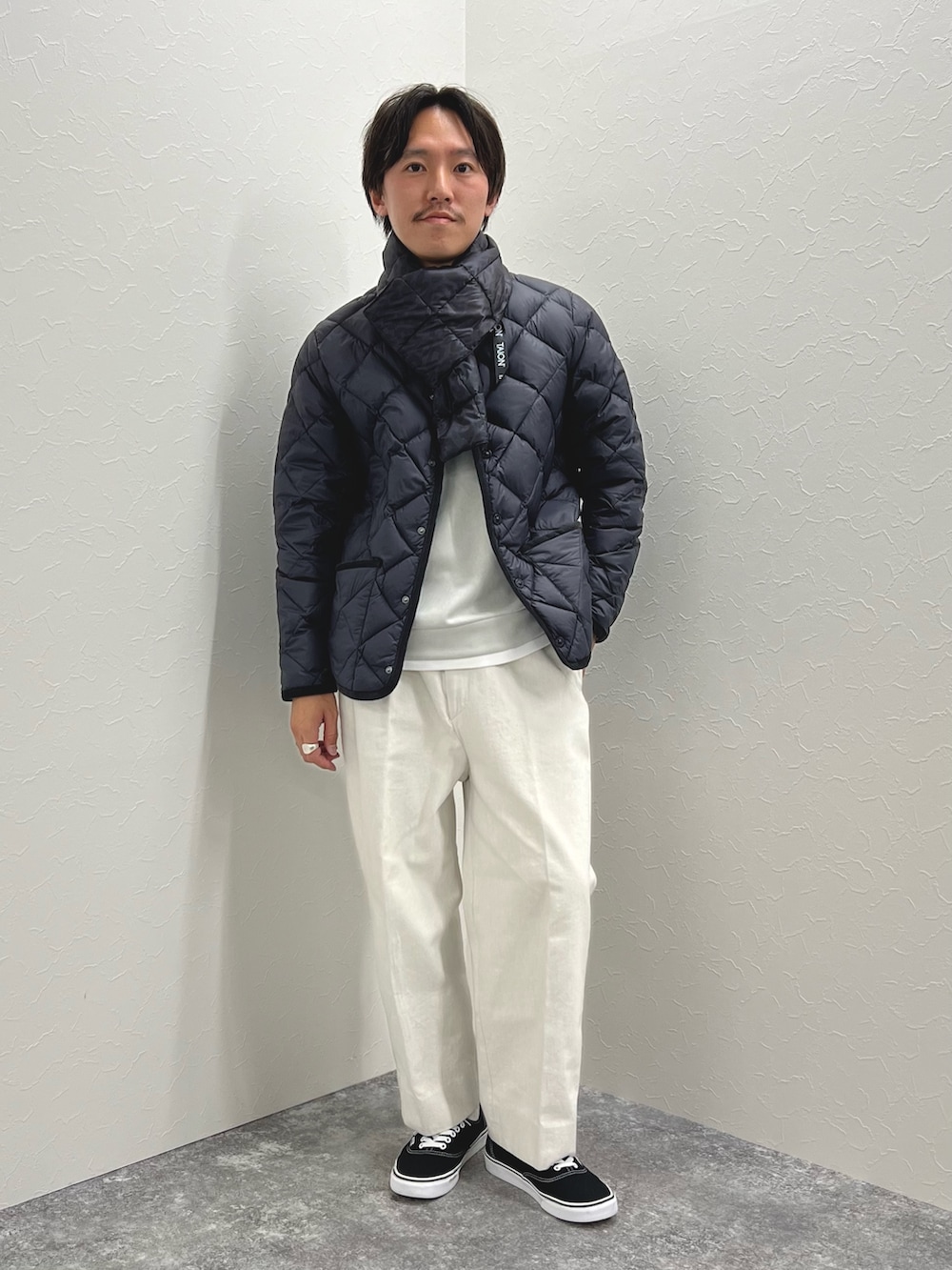 ブルー系のダウンジャケット/コート、グレー系のTシャツ/カットソー、ブルー系のマフラーを着用したメンズの秋コーディネートの2枚目の写真