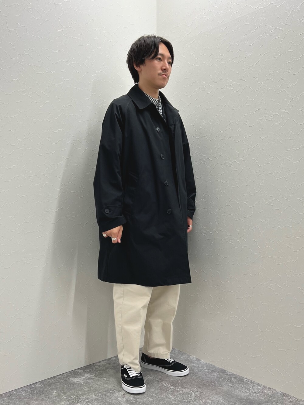 「レイヤードスタイル、きれいめカジュアル、カジュアル、カジュアルコーデ、ステンカラーコート、コート、秋コーデ、スニーカー、シンプル、休日スタイル、ダウンベスト、ダウン、リラックススタイル、NOLLEY'S」｜「TAIONの【TAION/タイオン】別注CRステンカラーコート（インナーダウン付）（ステンカラーコート、ブラック系）」を使った、nishiokaさん（メンズ・169cm）の夏コーディネートの4枚目の写真