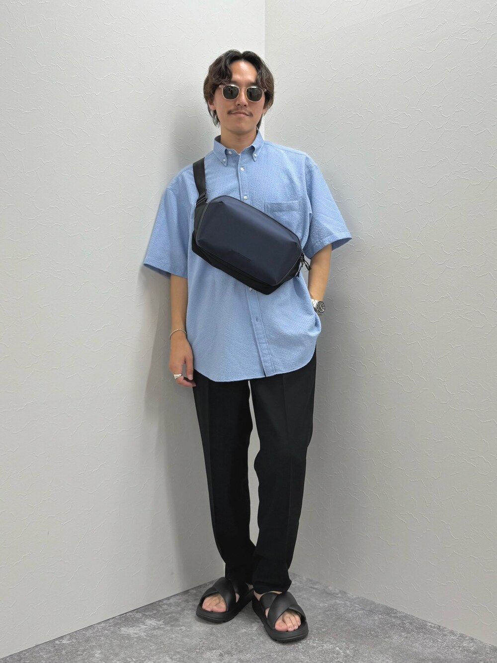 ブルー系のシャツ/ブラウス、ブルー系のショルダーバッグ、ブラック系のその他パンツを着用したメンズの夏コーディネートの2枚目の写真