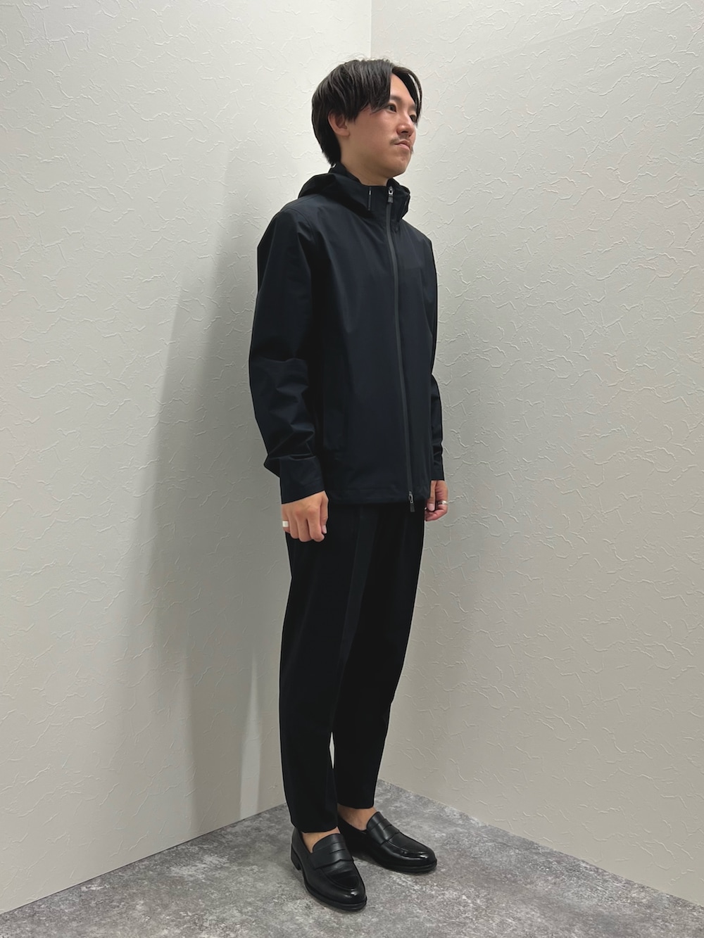 ホワイト系のTシャツ/カットソー、ブラック系のその他パンツ、ブラック系のローファーを着用したメンズの夏コーディネートの5枚目の写真