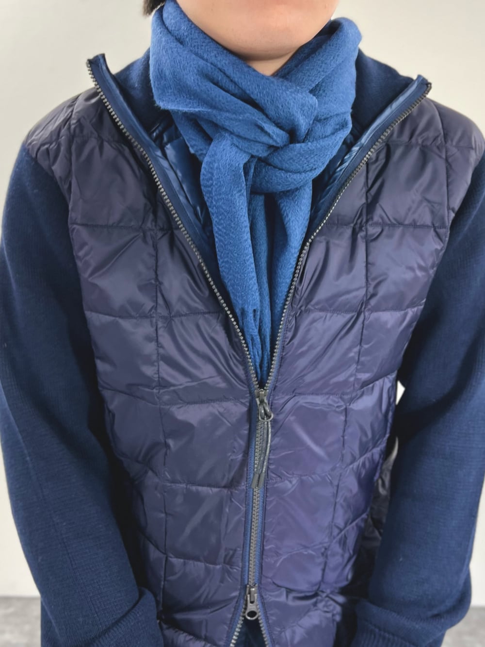 ブルー系のブルゾン、ブルー系のシャツ/ブラウス、ブルー系のマフラーを着用したメンズの冬コーディネートの7枚目の写真