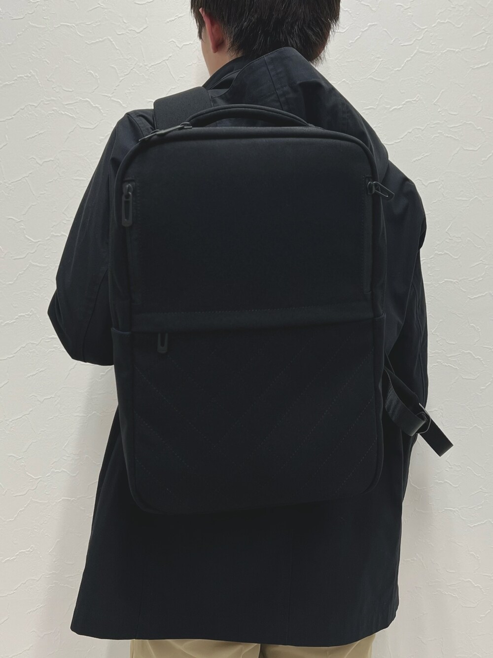 ブラック系のブルゾン、ホワイト系のシャツ/ブラウス、ベージュ系のその他パンツを着用したメンズの冬コーディネートの7枚目の写真