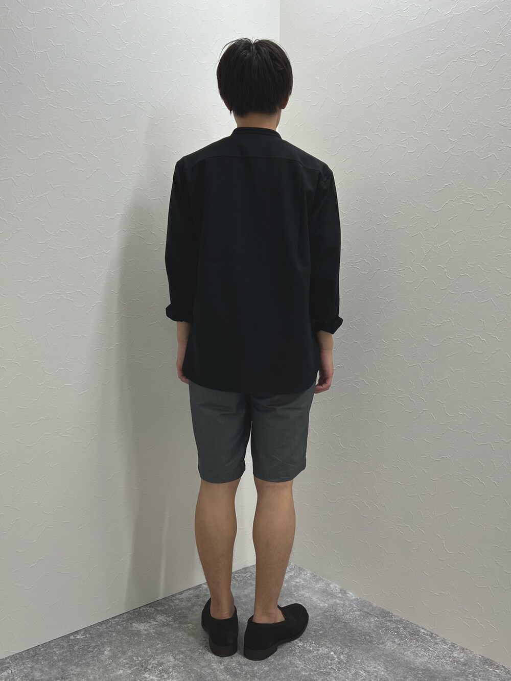 ブラック系のシャツ/ブラウス、ホワイト系のTシャツ/カットソー、グレー系のその他パンツを着用したメンズの夏コーディネートの6枚目の写真