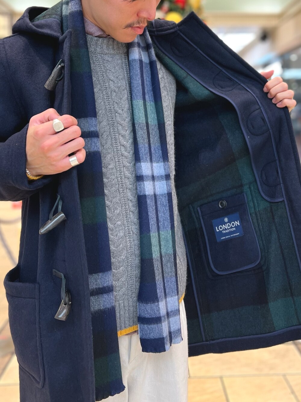 「レイヤードスタイル、冬アウター、チェック、休日スタイル、クリスマスに着たい服、ロングコート、お出かけコーデ、コート、マフラー、きれいめカジュアル、オトナカジュアル、ダッフルコート、お洒落さんとつながりたい、秋冬、おでかけコーデ」｜「LONDON TRADITIONの【LONDON TRADITION/ ロンドン トラディション】MARTIN SLIM LONG スリムロング ダッフルコート（ダッフルコート、ブルー系）」を使った、nishiokaさん（メンズ・169cm）の冬コーディネートの6枚目の写真