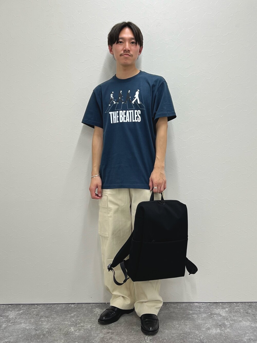 ブルー系のTシャツ/カットソー、ブラック系のバックパック/リュックを着用したメンズの春コーディネートの3枚目の写真