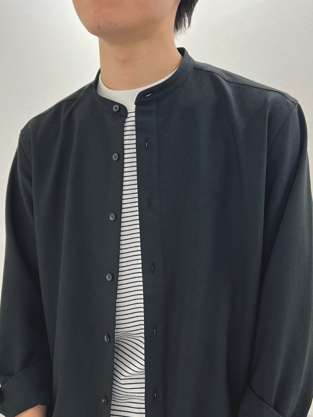 ブラック系のシャツ/ブラウス、ホワイト系のTシャツ/カットソー、グレー系のその他パンツを着用したメンズの夏コーディネートの7枚目の写真