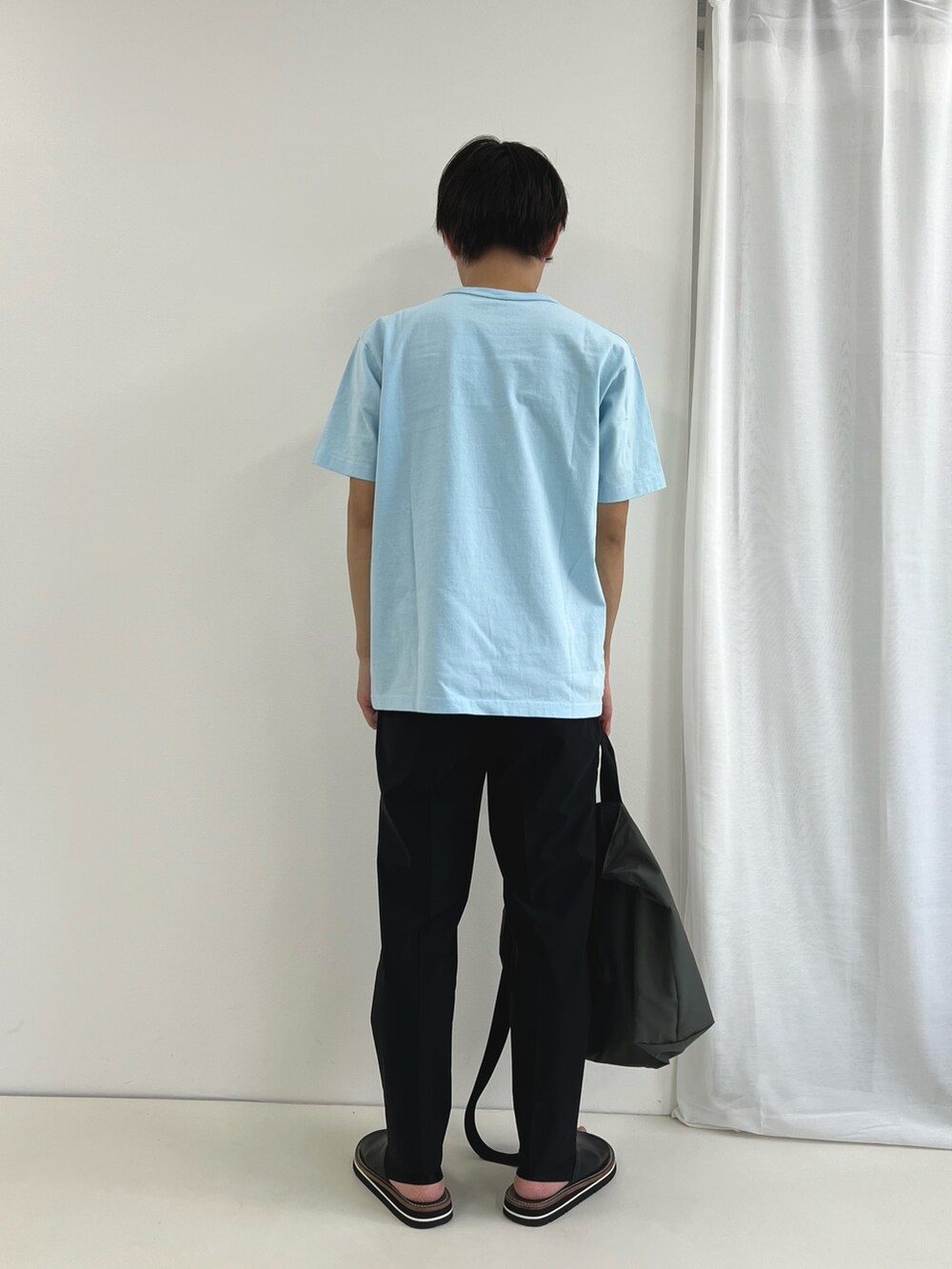 ブルー系のTシャツ/カットソー、ブラック系のその他パンツ、グレー系のトートバッグを着用したメンズの春コーディネートの4枚目の写真