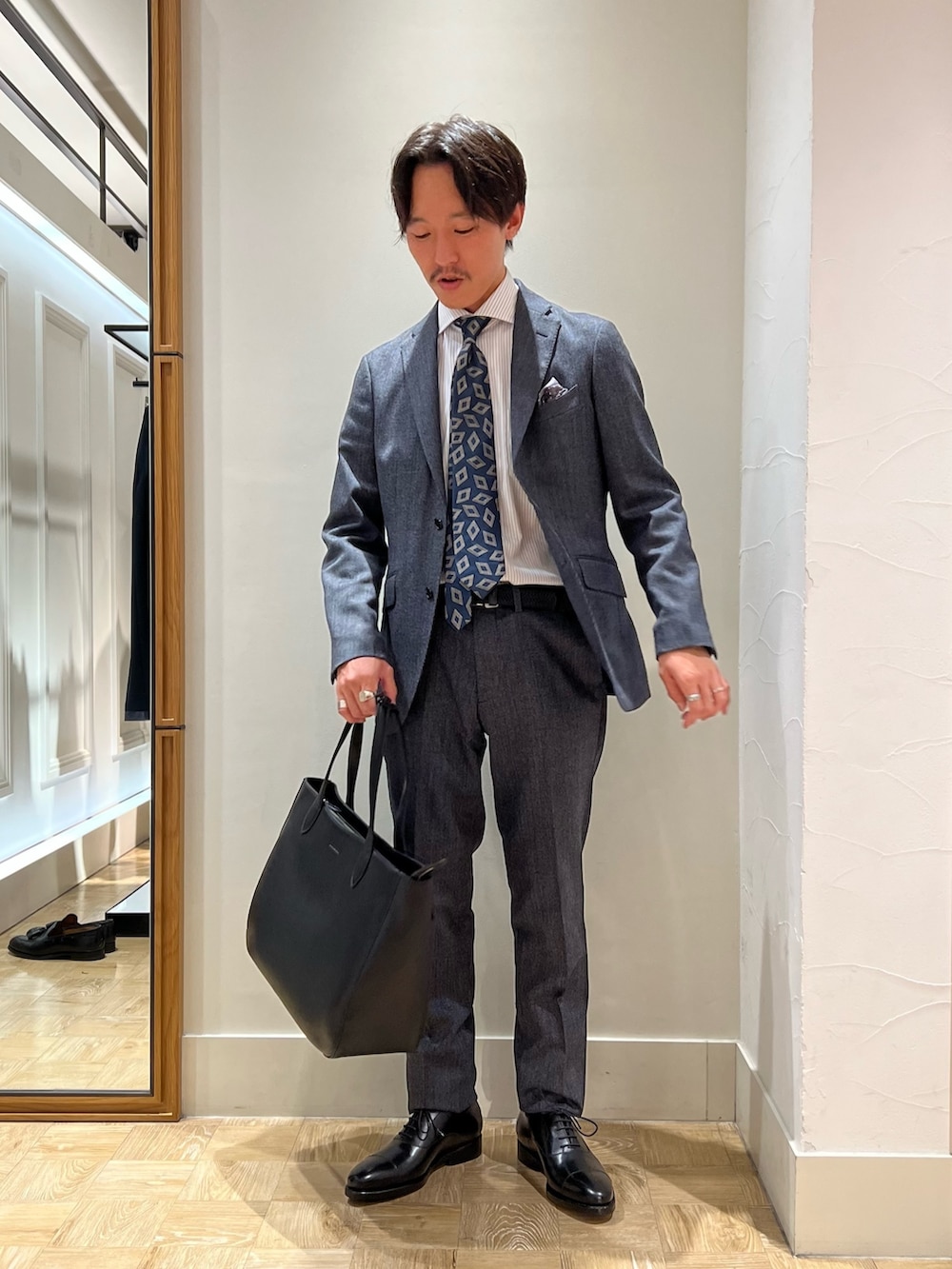 「秋コーデ、メンズコーデ、ジャケットスタイル、スラックス、セットアップ、革靴、スーツスタイル、ファッションを楽しもう、トートバッグ、秋冬コーデ、大人コーデ、キレイめ、いいね、save、フォローお願いします🤑」|「Stutostein Nolley'sのWILLAMSBURG ビジネスレザートートバッグ(トートバッグ、ブラック系)」を使った、nishiokaさん(メンズ・169cm)の秋コーディネートの2枚目の写真