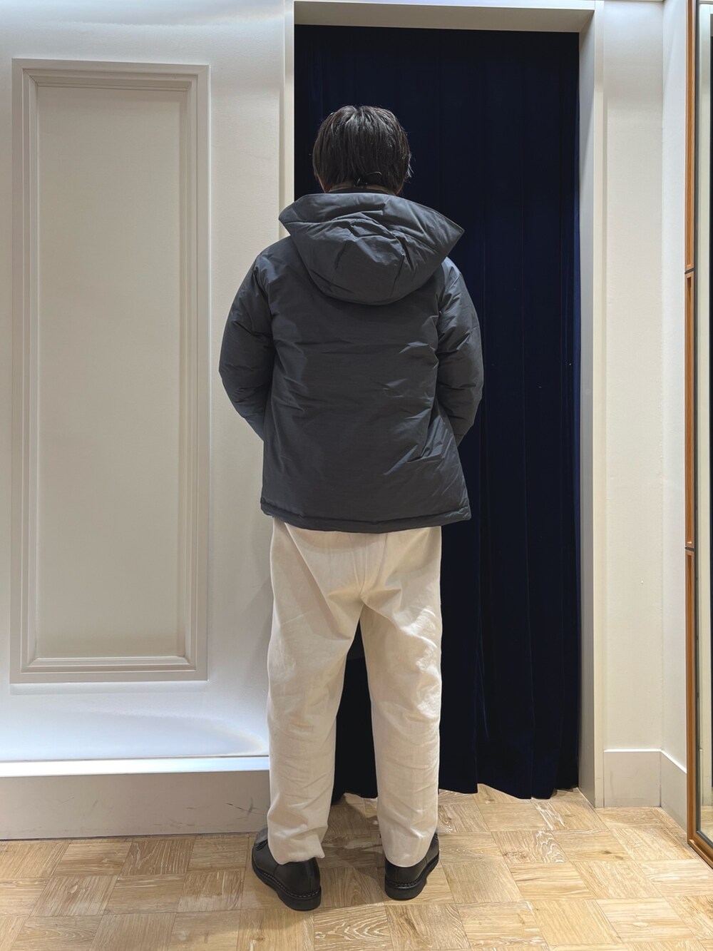 ブラック系のバックパック/リュック、グレー系のブルゾン、グリーン系のネックウォーマー/スヌードを着用したメンズの冬コーディネートの6枚目の写真