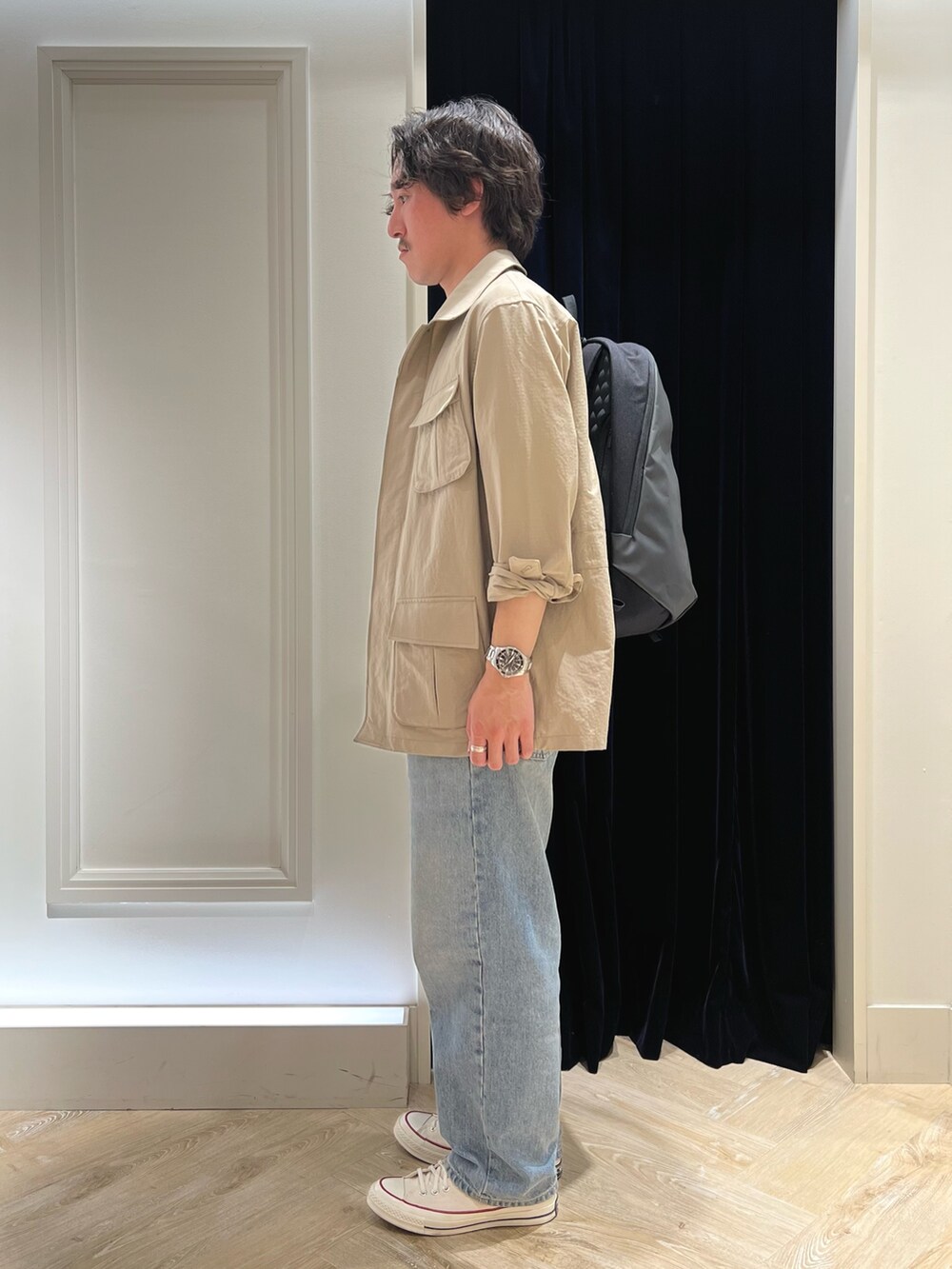 ベージュ系のミリタリージャケット、ブラック系のTシャツ/カットソー、ブラック系のバックパック/リュックを着用したメンズの春コーディネートの7枚目の写真