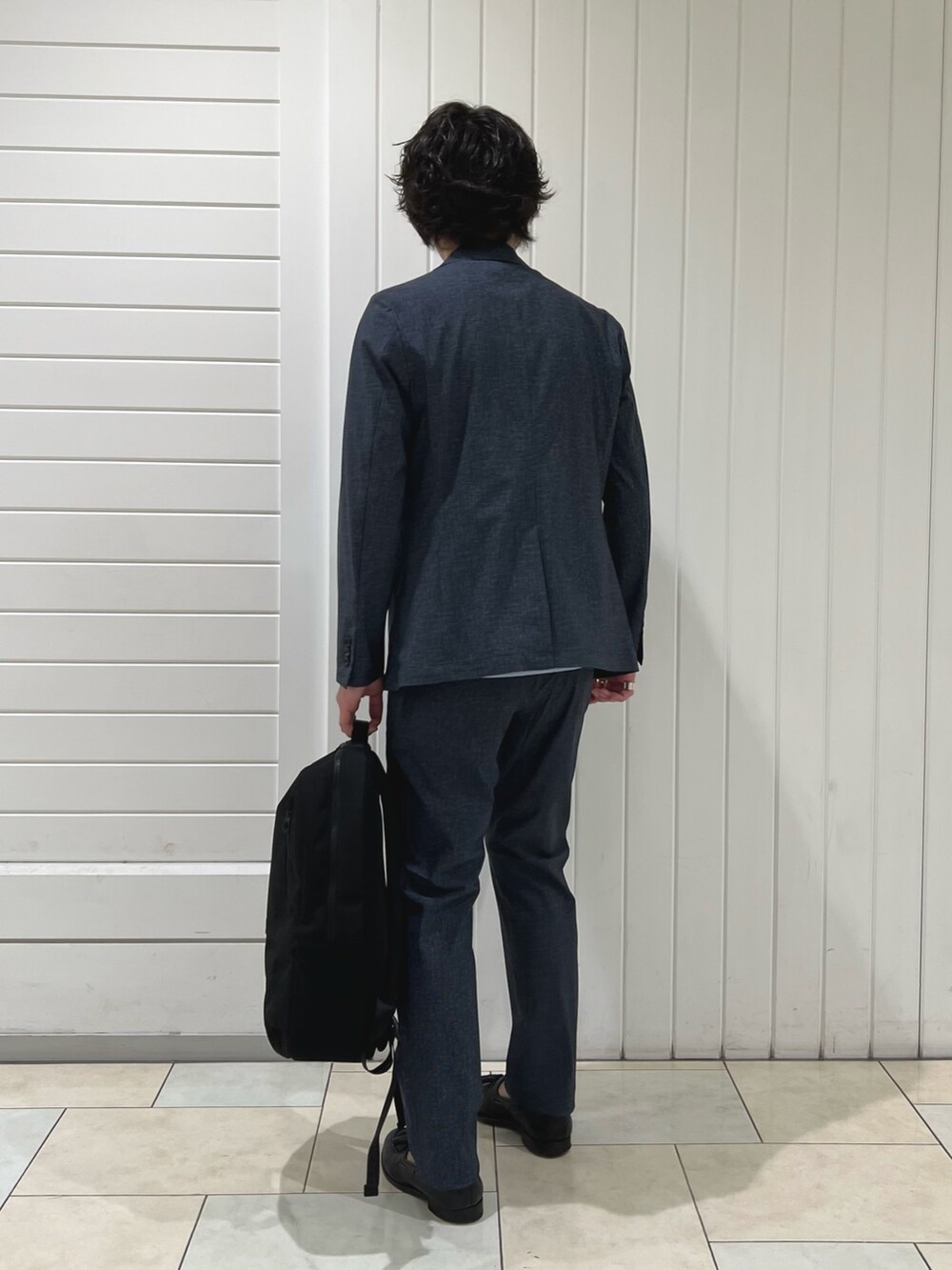 ブルー系のTシャツ/カットソー、ブルー系のテーラードジャケット、ブルー系のその他パンツを着用したメンズの春コーディネートの6枚目の写真