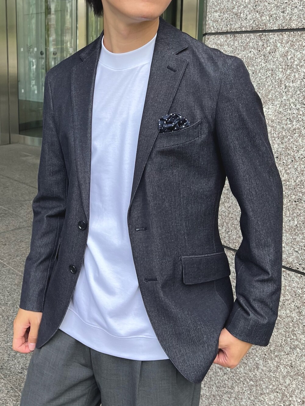 ブルー系のテーラードジャケット、ホワイト系のTシャツ/カットソーを着用したメンズの秋コーディネートの6枚目の写真