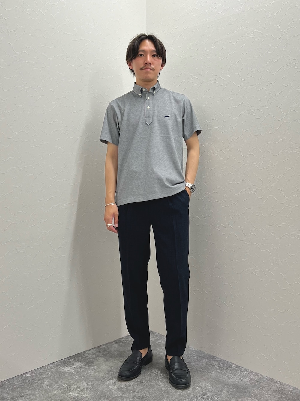 ブルー系のその他パンツ、グレー系のポロシャツを着用したメンズの春コーディネートの3枚目の写真