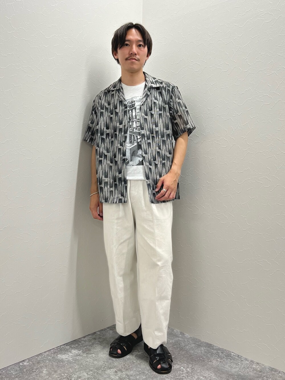 「夏だ！Tシャツ着よう！、夏コーデ、レイヤードスタイル、サンダル、柄シャツ、休日スタイル、Tシャツ、モノトーン、カジュアル、カジュアルコーデ、春夏コーデ、プリントT、グルカサンダル、オープンカラーシャツ、リラックススタイル」｜「NOLLEY’Sの総柄オープンカラーメッシュシャツ（シャツ/ブラウス、グレー系）」を使った、nishiokaさん（メンズ・169cm）の夏コーディネートの2枚目の写真