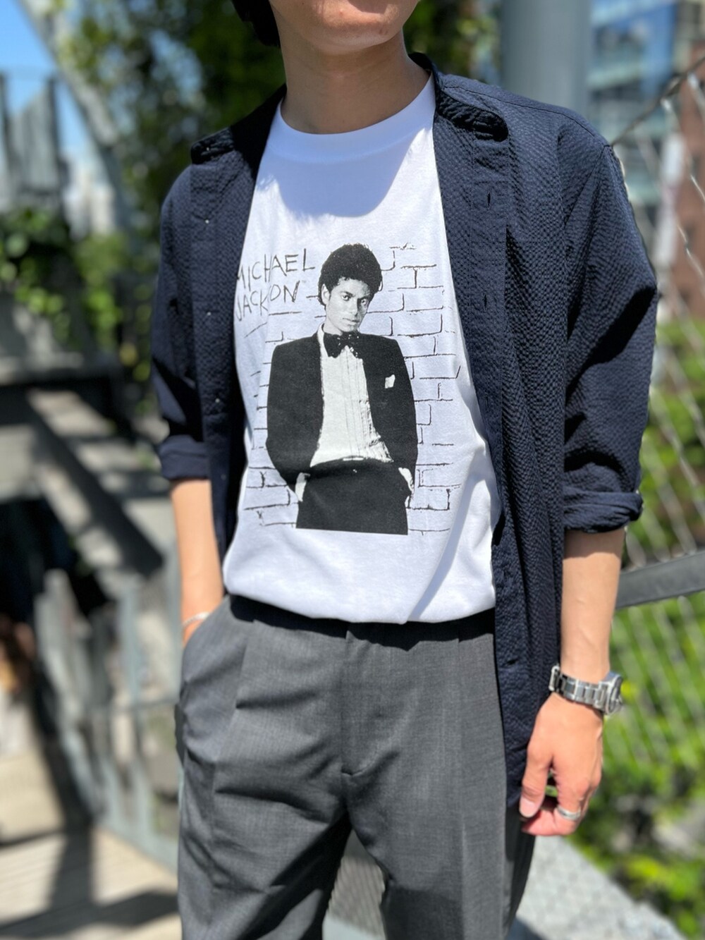 ブルー系のシャツ/ブラウス、ホワイト系のTシャツ/カットソー、ブラック系のサンダルを着用したメンズの春コーディネートの6枚目の写真