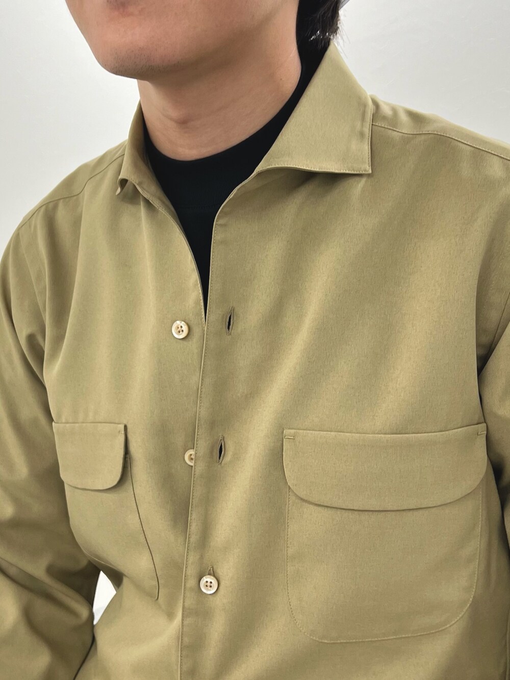 ベージュ系のシャツ/ブラウス、ブラック系のTシャツ/カットソー、ブルー系のデニムパンツを着用したメンズの夏コーディネートの9枚目の写真