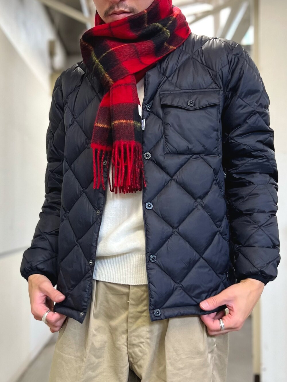 「レイヤードスタイル、冬アウター、チェック、休日スタイル、クリスマスに着たい服、赤、お出かけコーデ、マフラー、きれいめカジュアル、タートルネック、ダウンジャケット、オトナカジュアル、カジュアル、カジュアルコーデ、冬コーデ」｜「NOLLEY'S goodmanのR/Sウールカシミヤマフラー30（マフラー、レッド系）」を使った、nishiokaさん（メンズ・169cm）の冬コーディネートの6枚目の写真