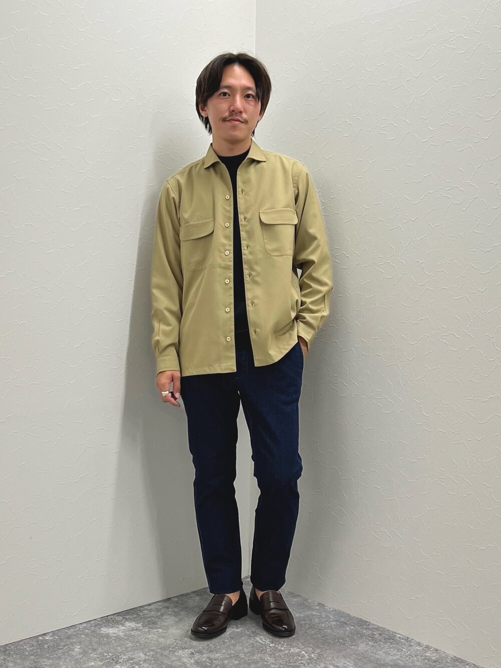 ベージュ系のシャツ/ブラウス、ブラック系のTシャツ/カットソー、ブルー系のデニムパンツを着用したメンズの夏コーディネートの3枚目の写真