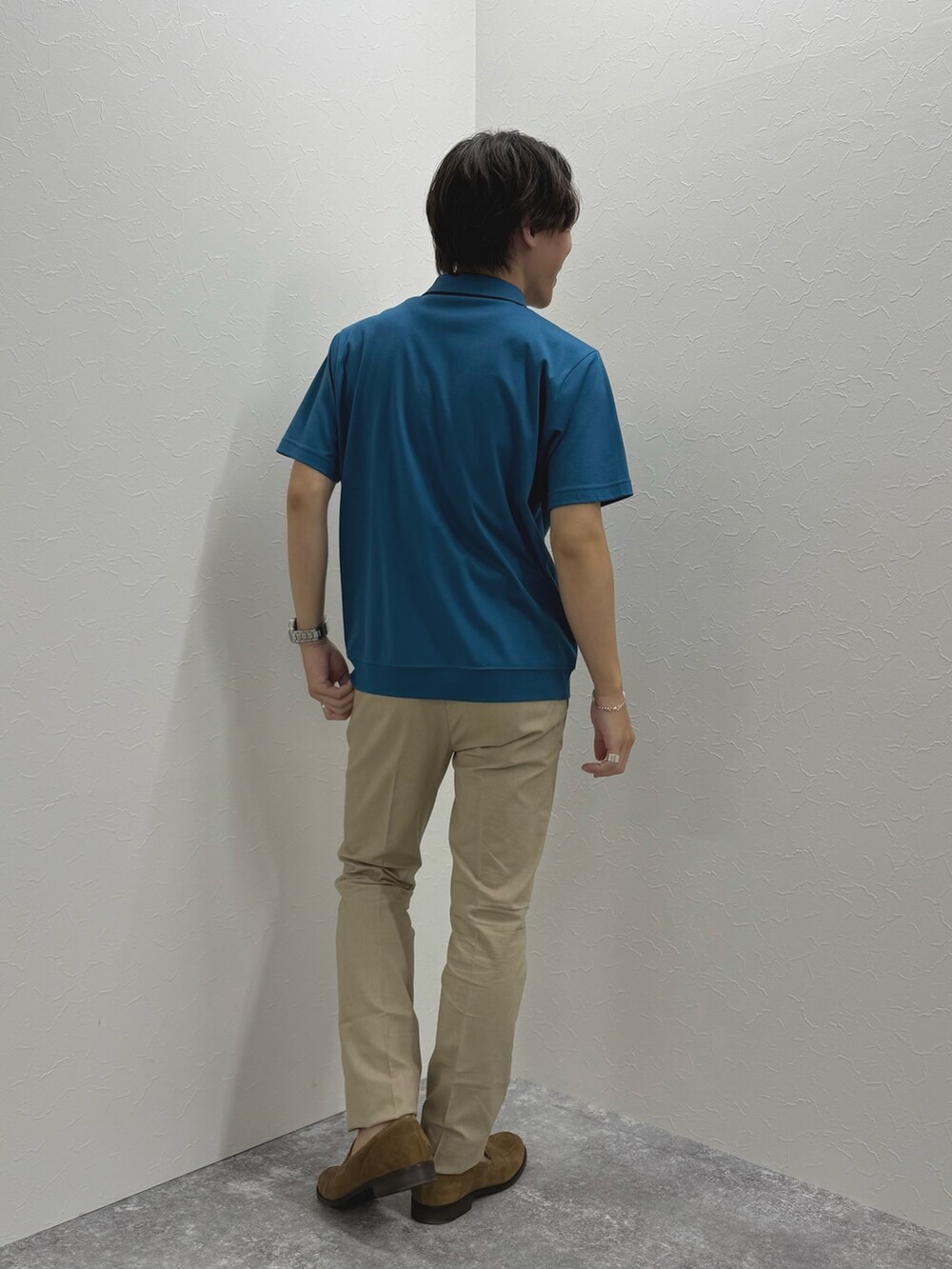 ブルー系のポロシャツ、ベージュ系のチノパンツ、ブルー系のテーラードジャケットを着用したメンズの夏コーディネートの6枚目の写真
